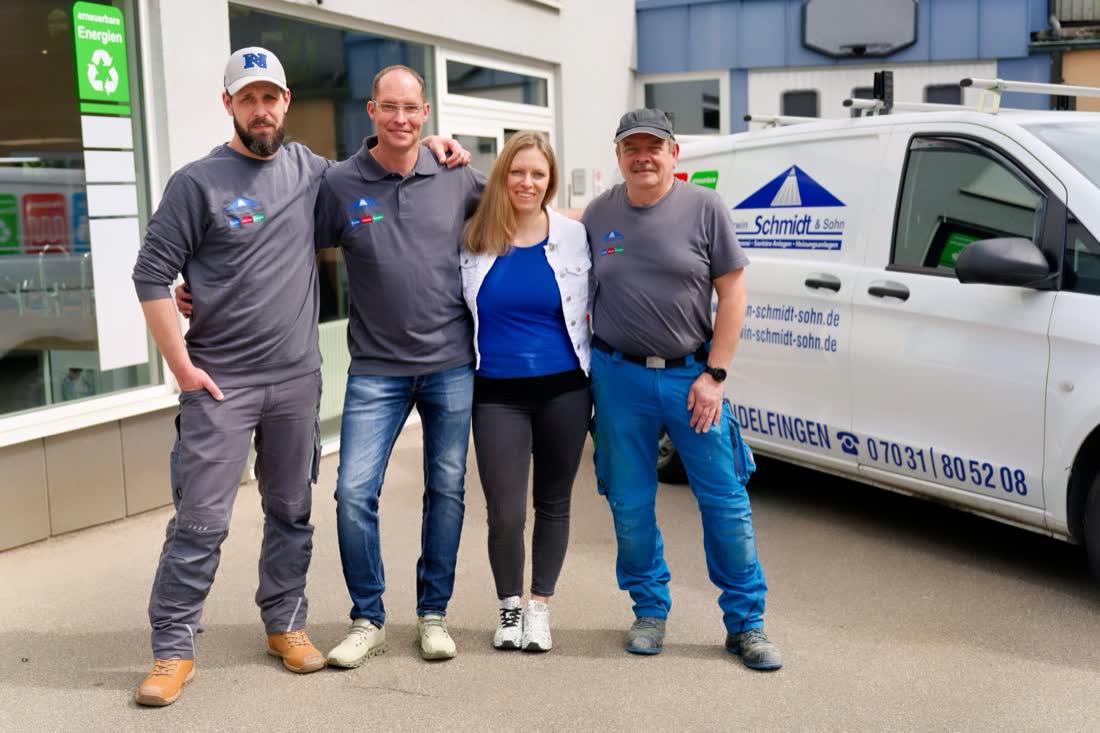 Team vor dem Firmenwagen