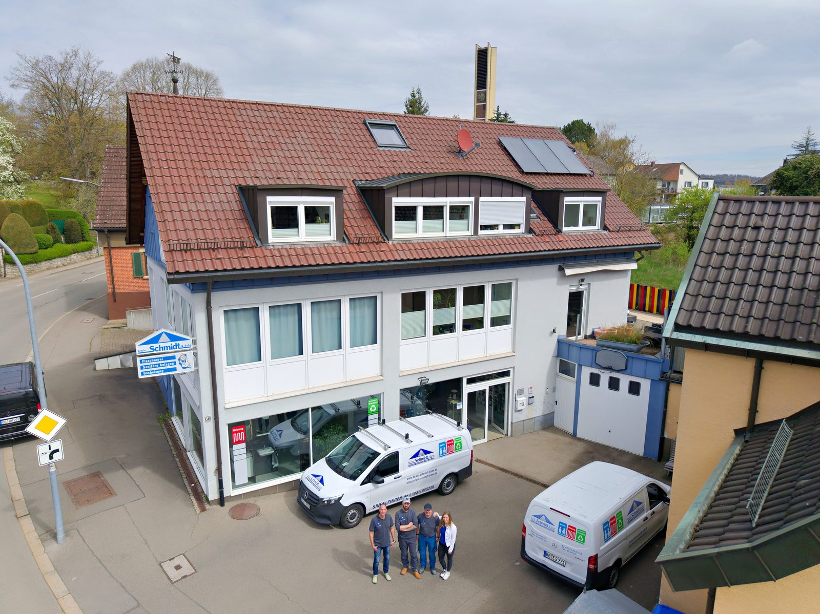 Betriebsgelände mit Firmenwagen von oben