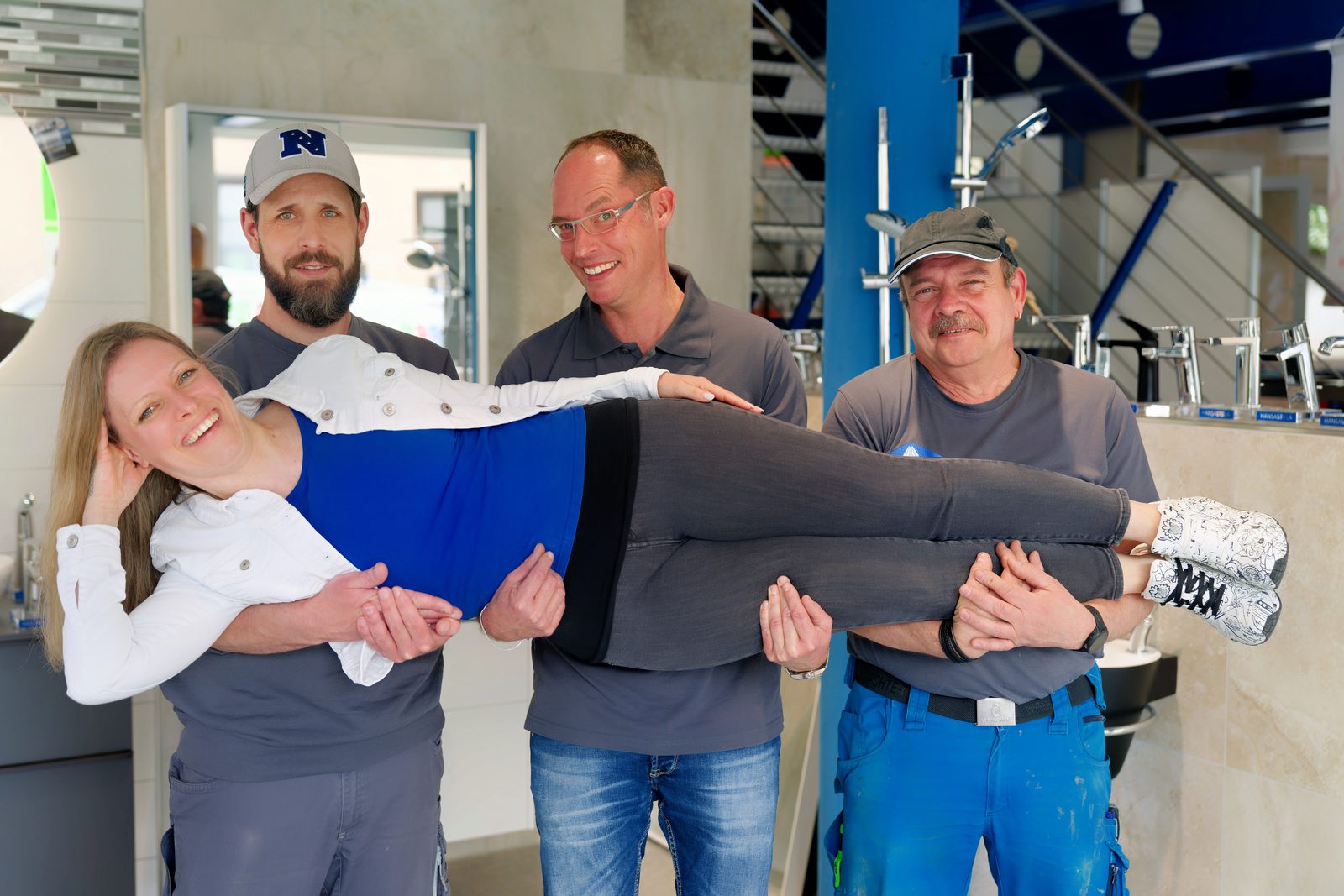 Lachendes Team im Betrieb