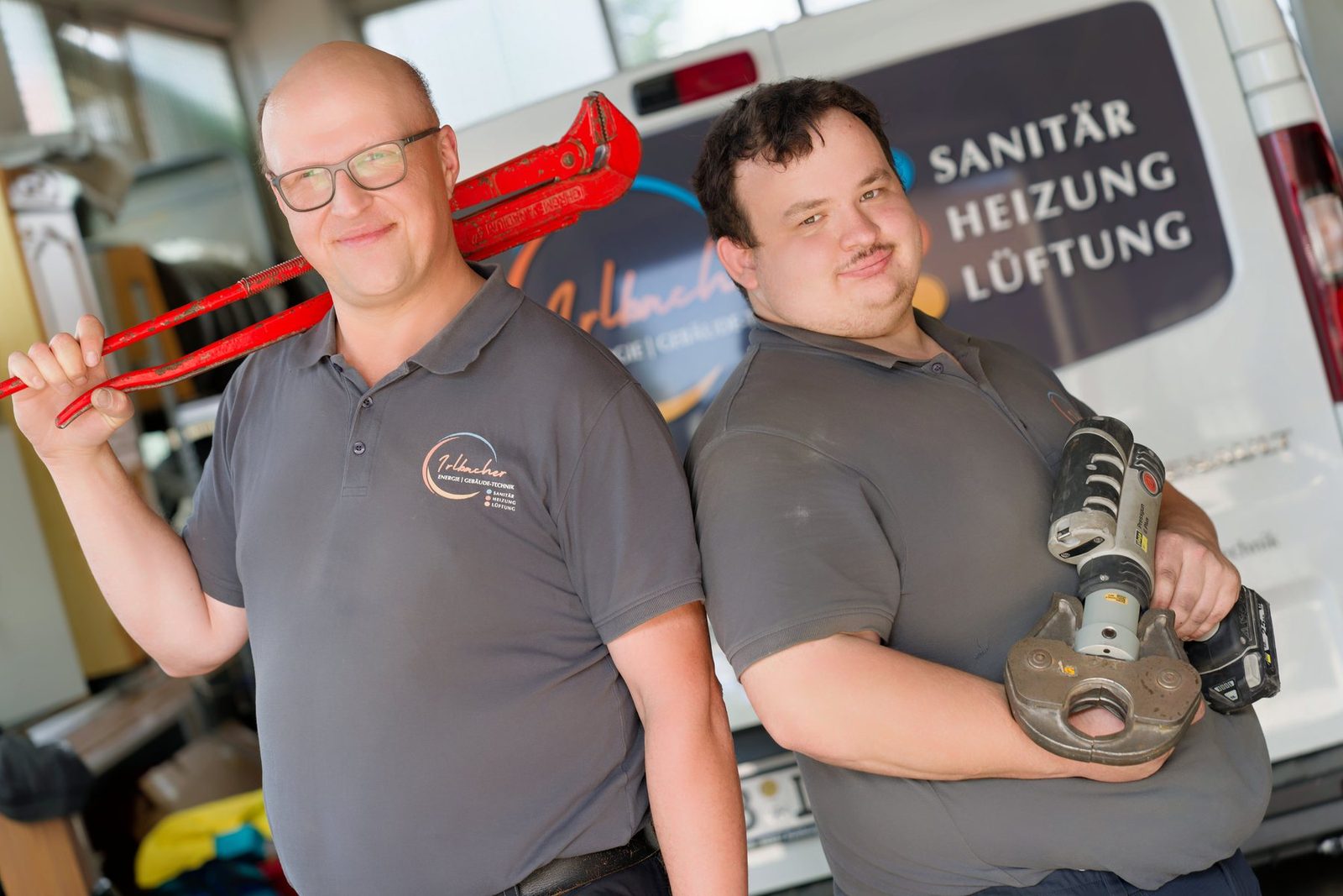 Zwei Monteure mit Werkzeug im Betrieb